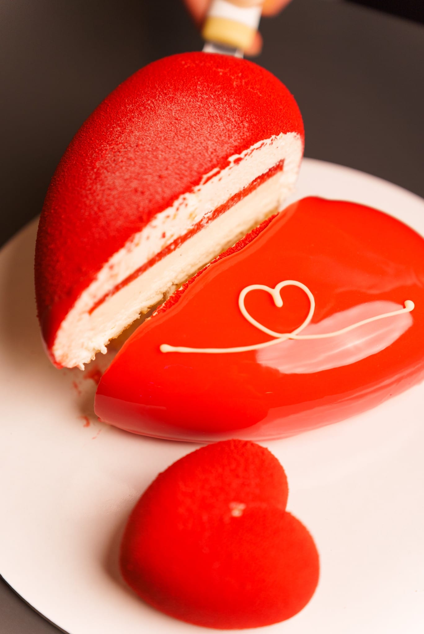 Torta a cuore tagliata